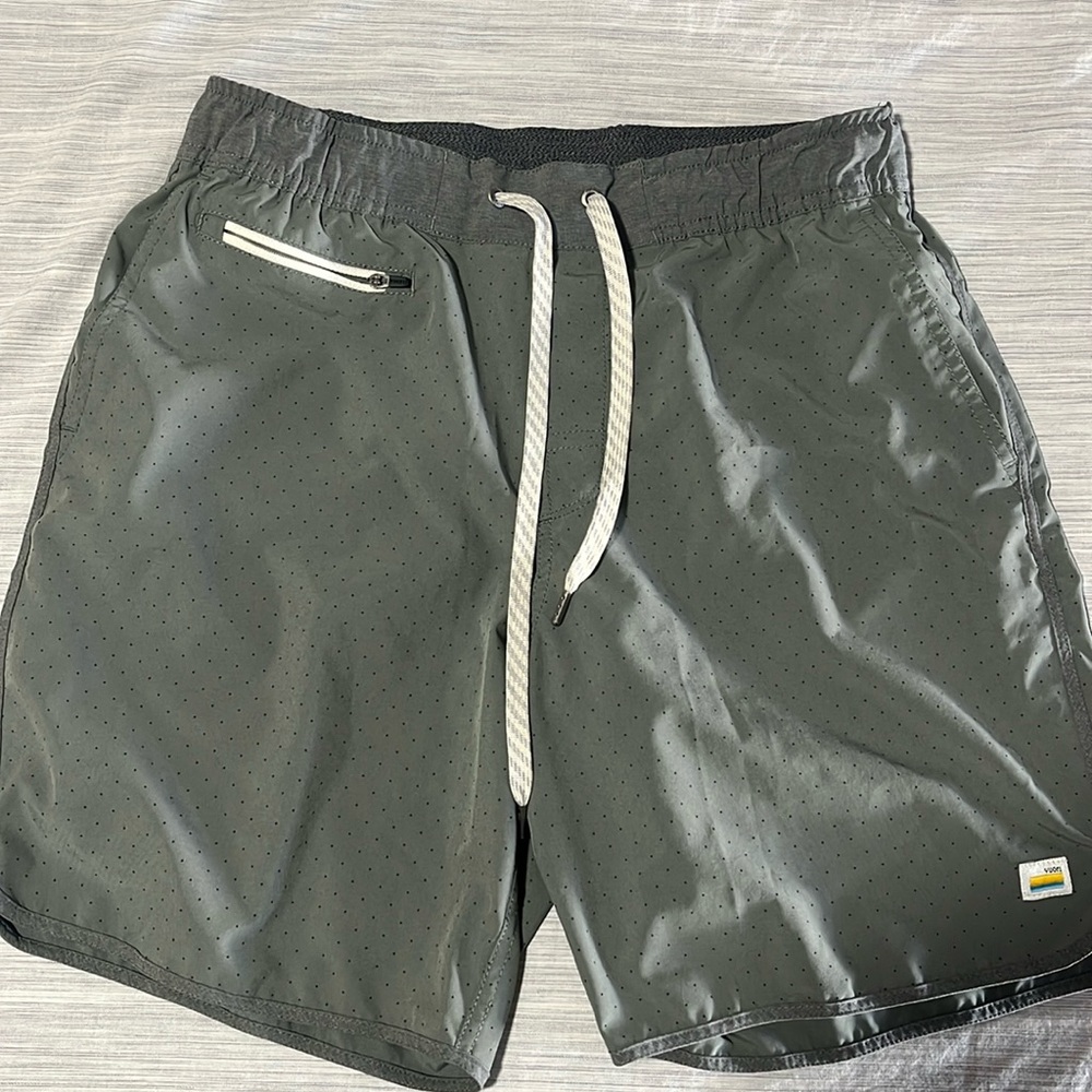 Vuori! Excellent  condition size medium Banks short